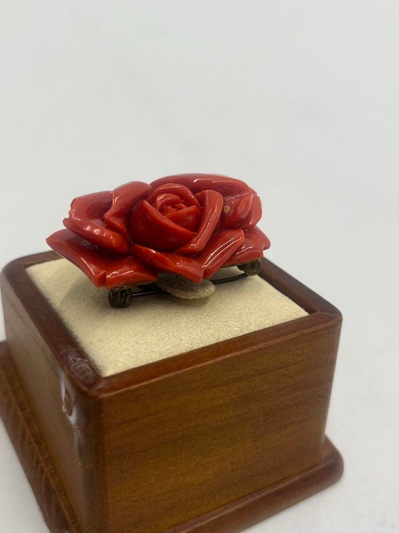 赤珊瑚　天然珊瑚　サンゴ　ルース　薔薇　バラ　花　彫刻　帯留　ブローチ