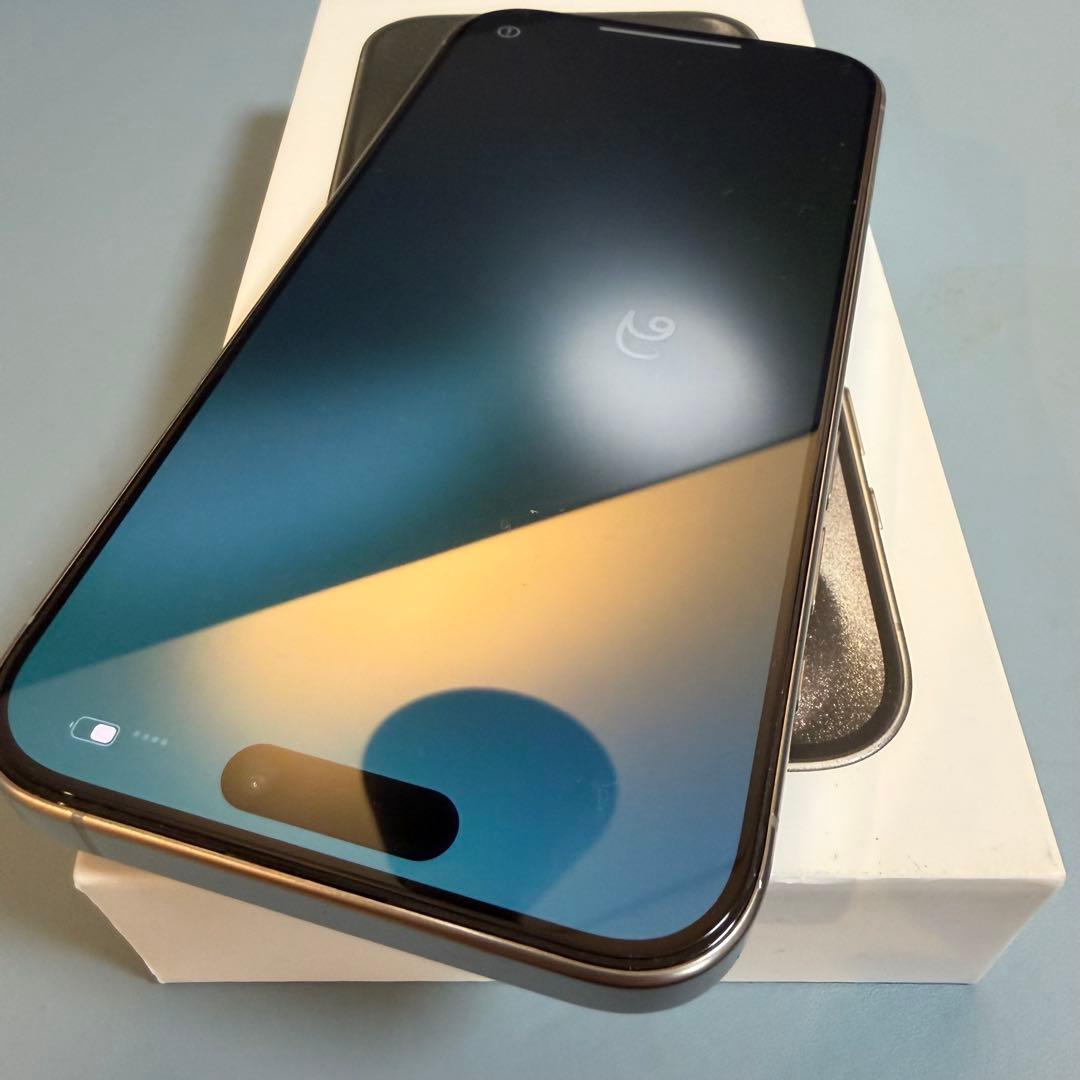 iPhone15pro チタニウム　美品　SIMフリー　256GB おまけあり