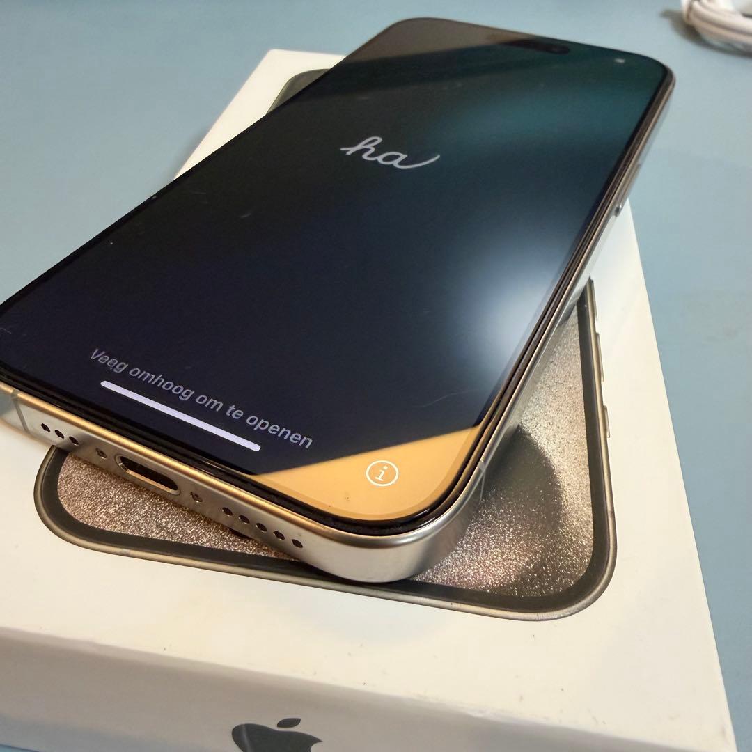 iPhone15pro チタニウム　美品　SIMフリー　256GB おまけあり