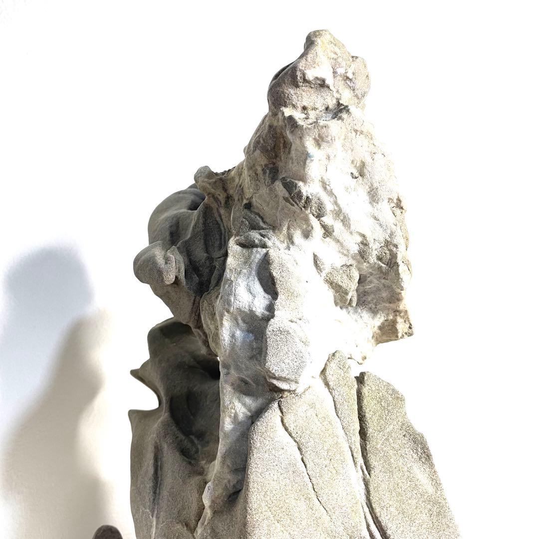 『祈る人の形をした岩』　天然岩　オブジェ　　縁起物　鑑賞石