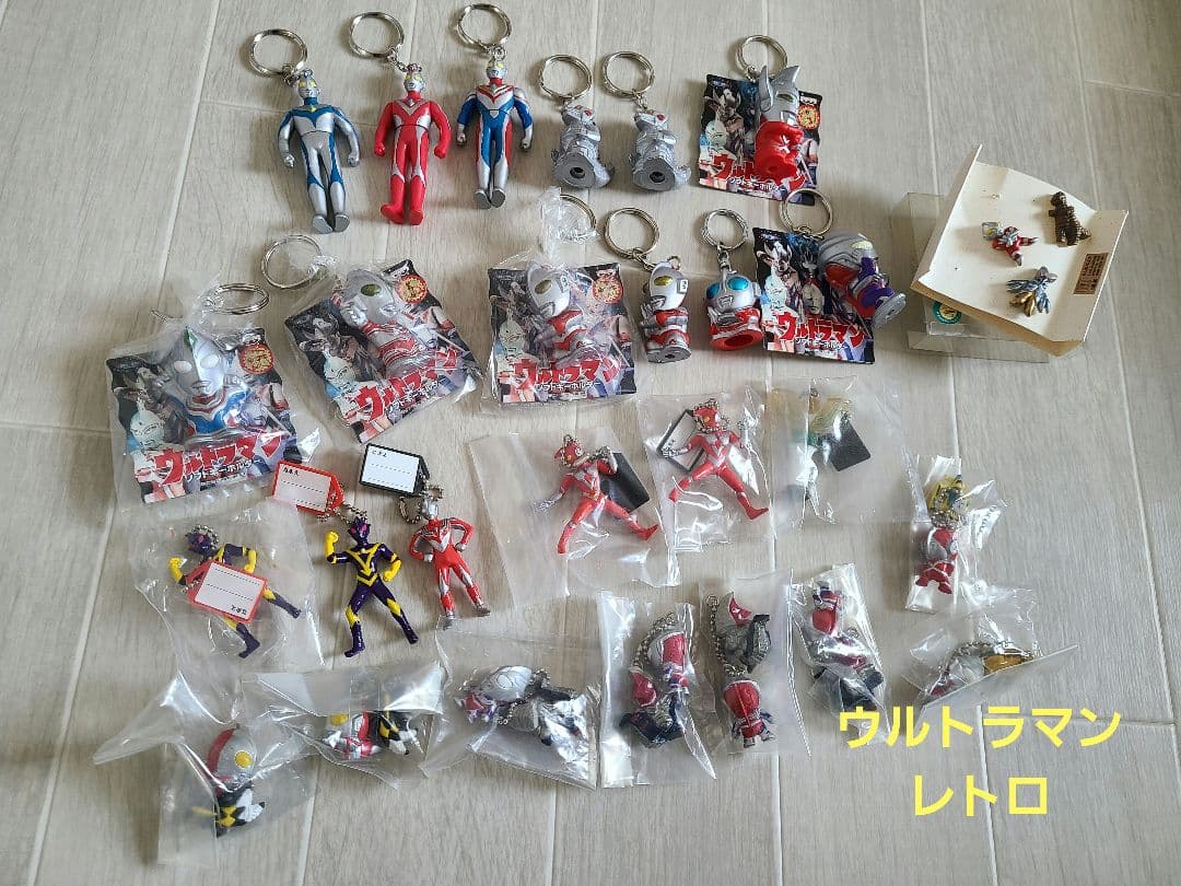 ウルトラマンキーホルダーレトロ怪獣　ダイナ　ティガ　ゼアス新品　ULTRAMAN