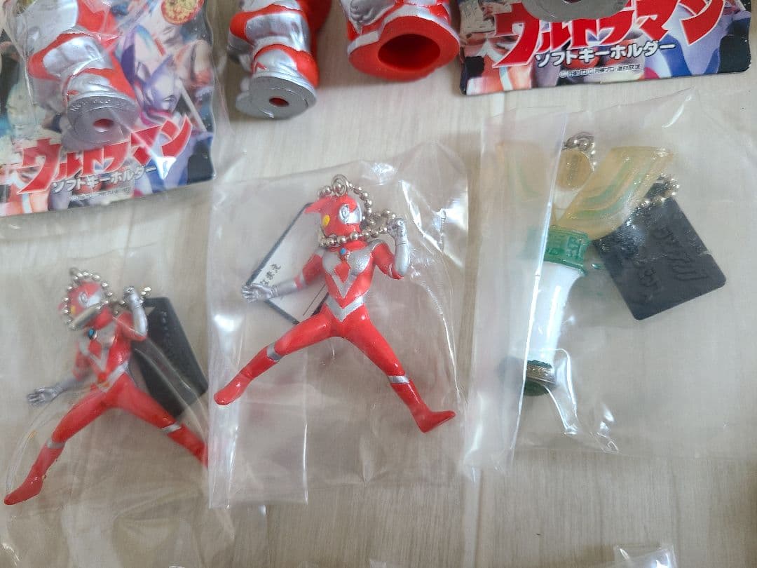 ウルトラマンキーホルダーレトロ怪獣　ダイナ　ティガ　ゼアス新品　ULTRAMAN