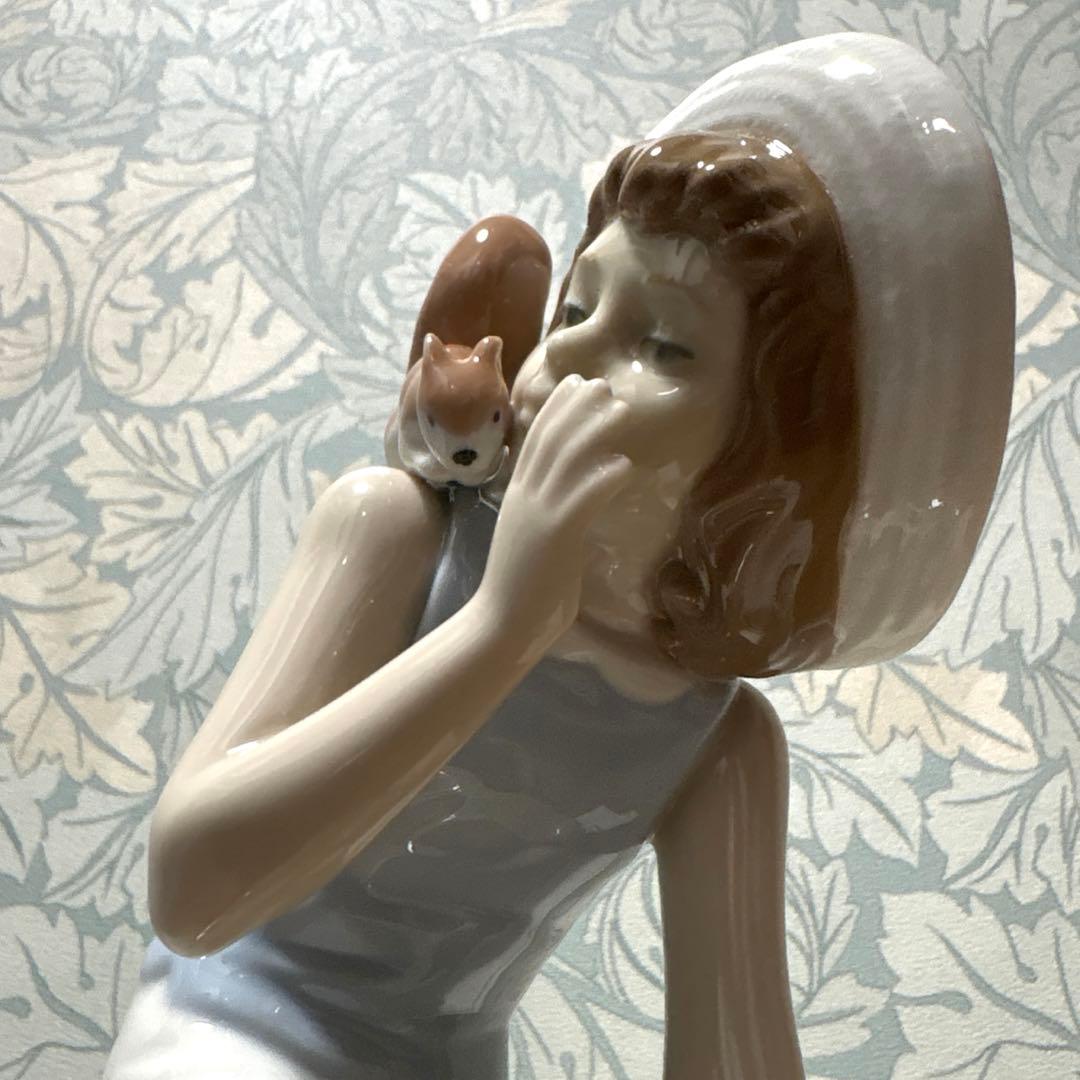 【美品】NADAL 陶器人形 リスに囁く少女