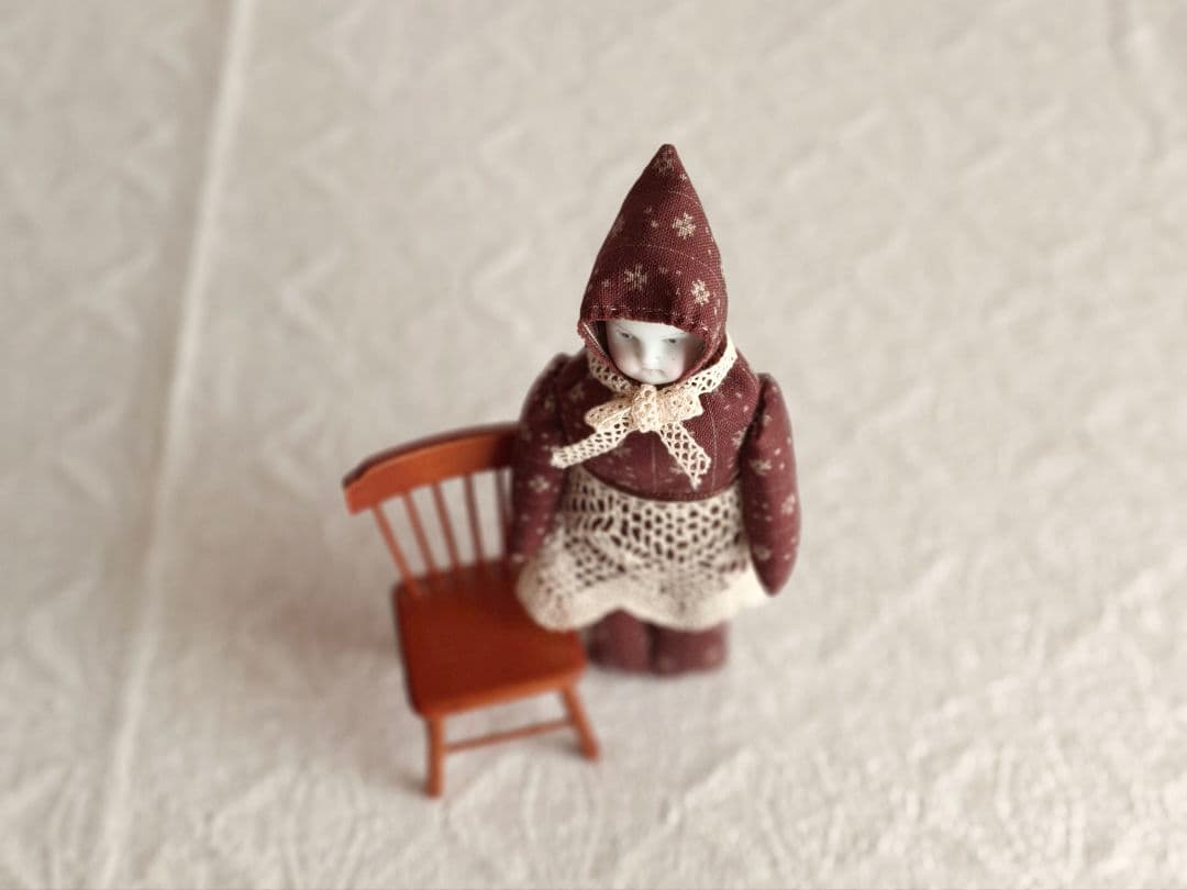 * vintage doll ୨୧ 頭巾をかぶった 陶器のお顔の 女の子