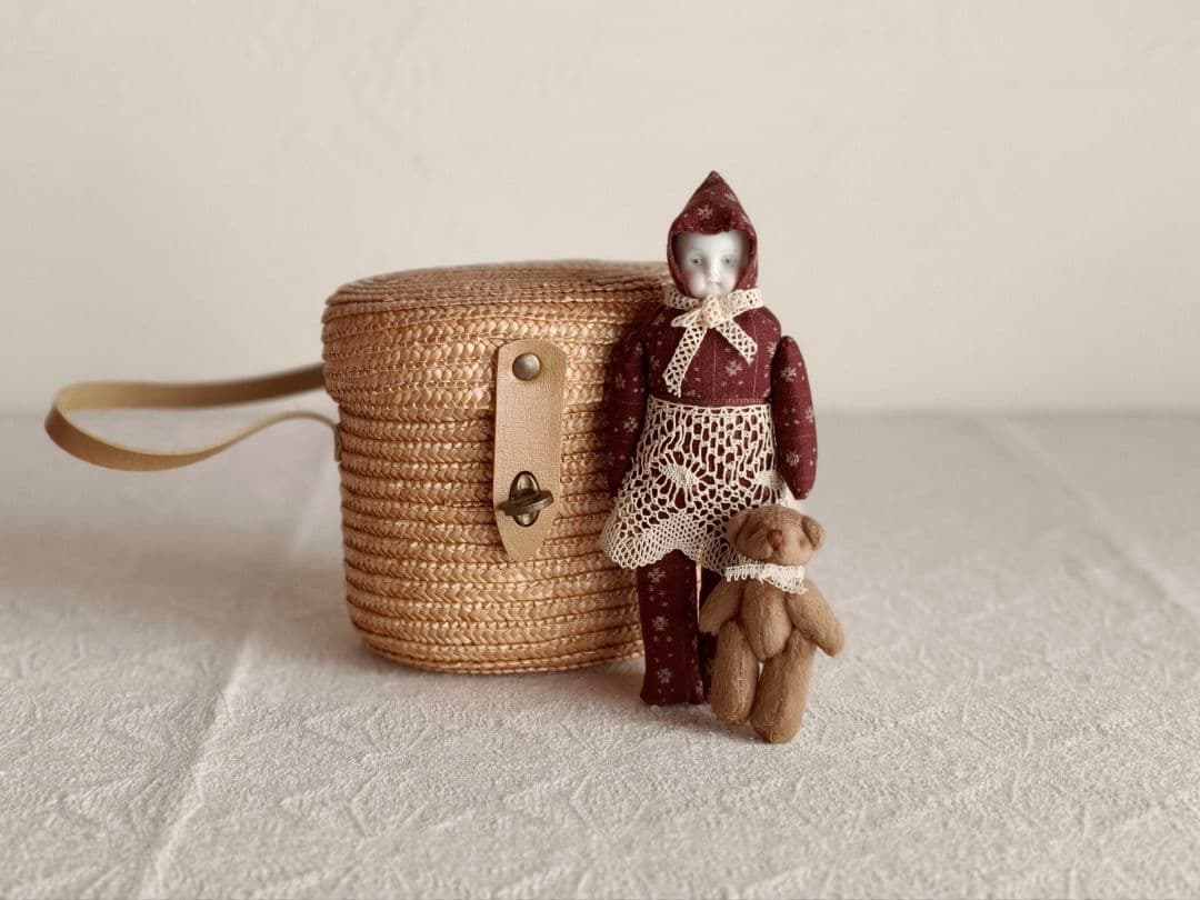 * vintage doll ୨୧ 頭巾をかぶった 陶器のお顔の 女の子