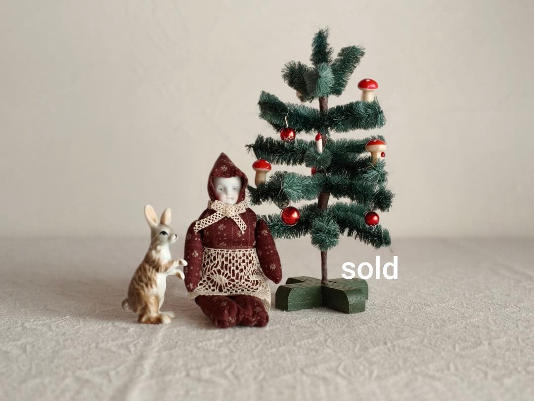 * vintage doll ୨୧ 頭巾をかぶった 陶器のお顔の 女の子