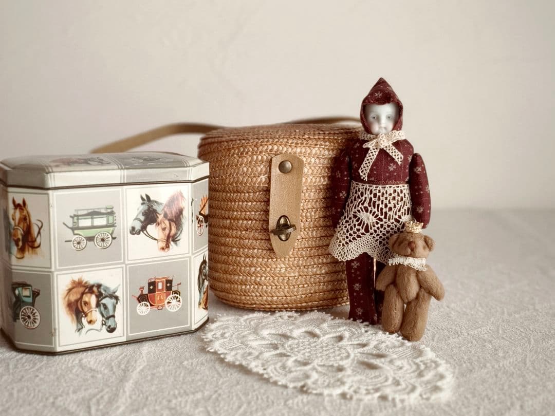 * vintage doll ୨୧ 頭巾をかぶった 陶器のお顔の 女の子