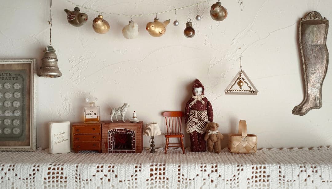 * vintage doll ୨୧ 頭巾をかぶった 陶器のお顔の 女の子