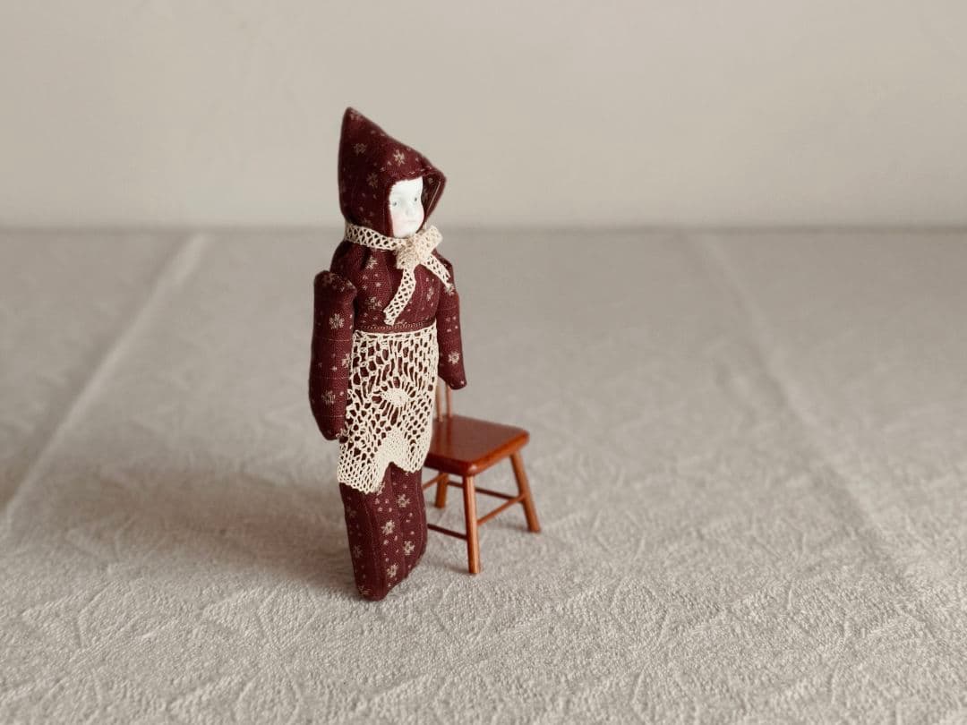 * vintage doll ୨୧ 頭巾をかぶった 陶器のお顔の 女の子