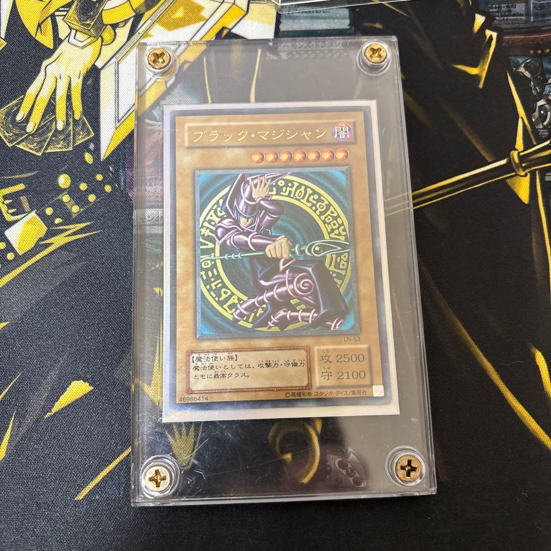 遊戯王　ブラック・マジシャン レリーフ　引退品