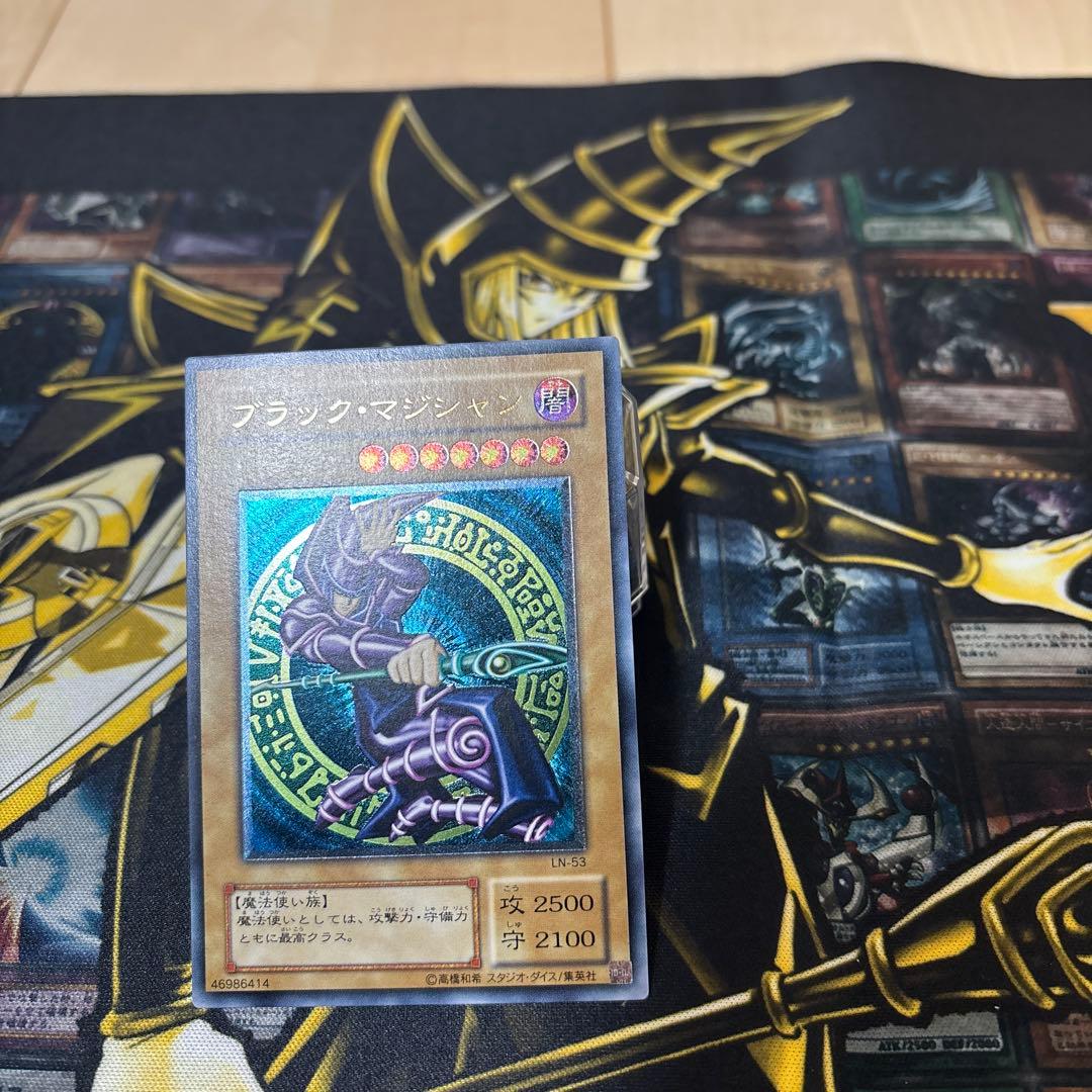 遊戯王　ブラック・マジシャン レリーフ　引退品