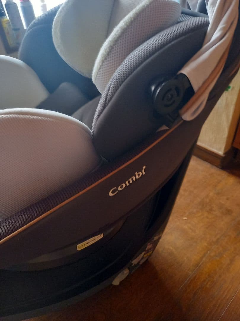 モユキ　Combiチャイルドシート※ダメージ品