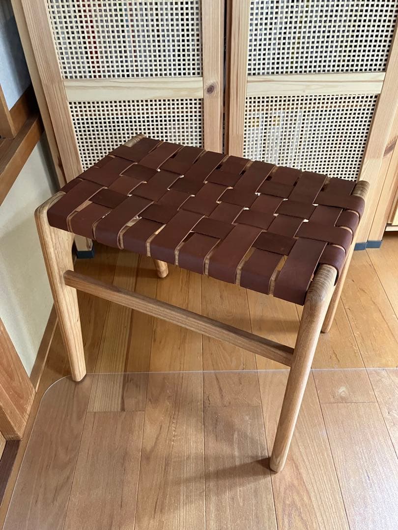 革と木のスツール