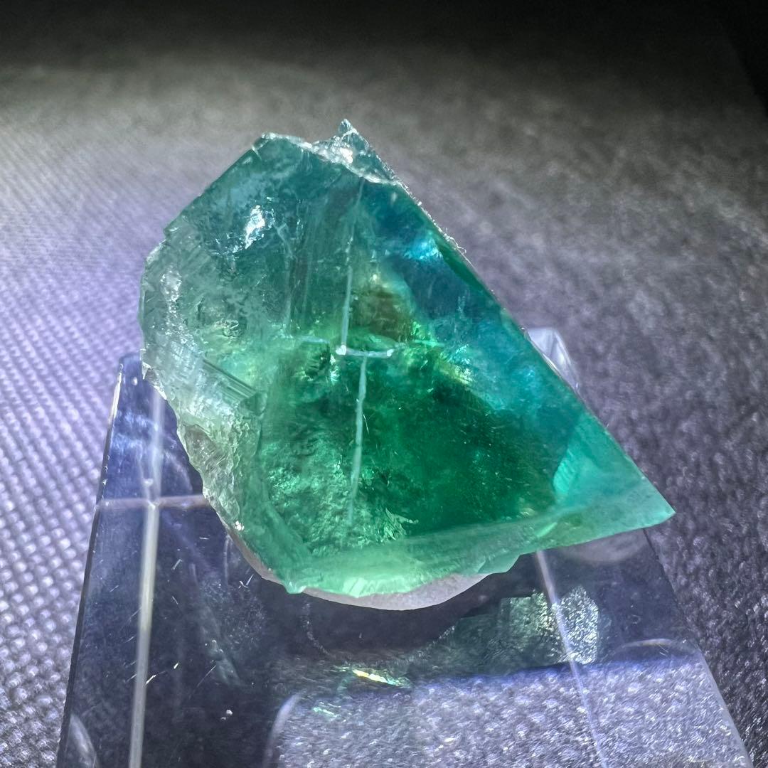 ヤオガンシャン☆ 宝石質ややダメージあり「露草色」ゾーニングフローライト