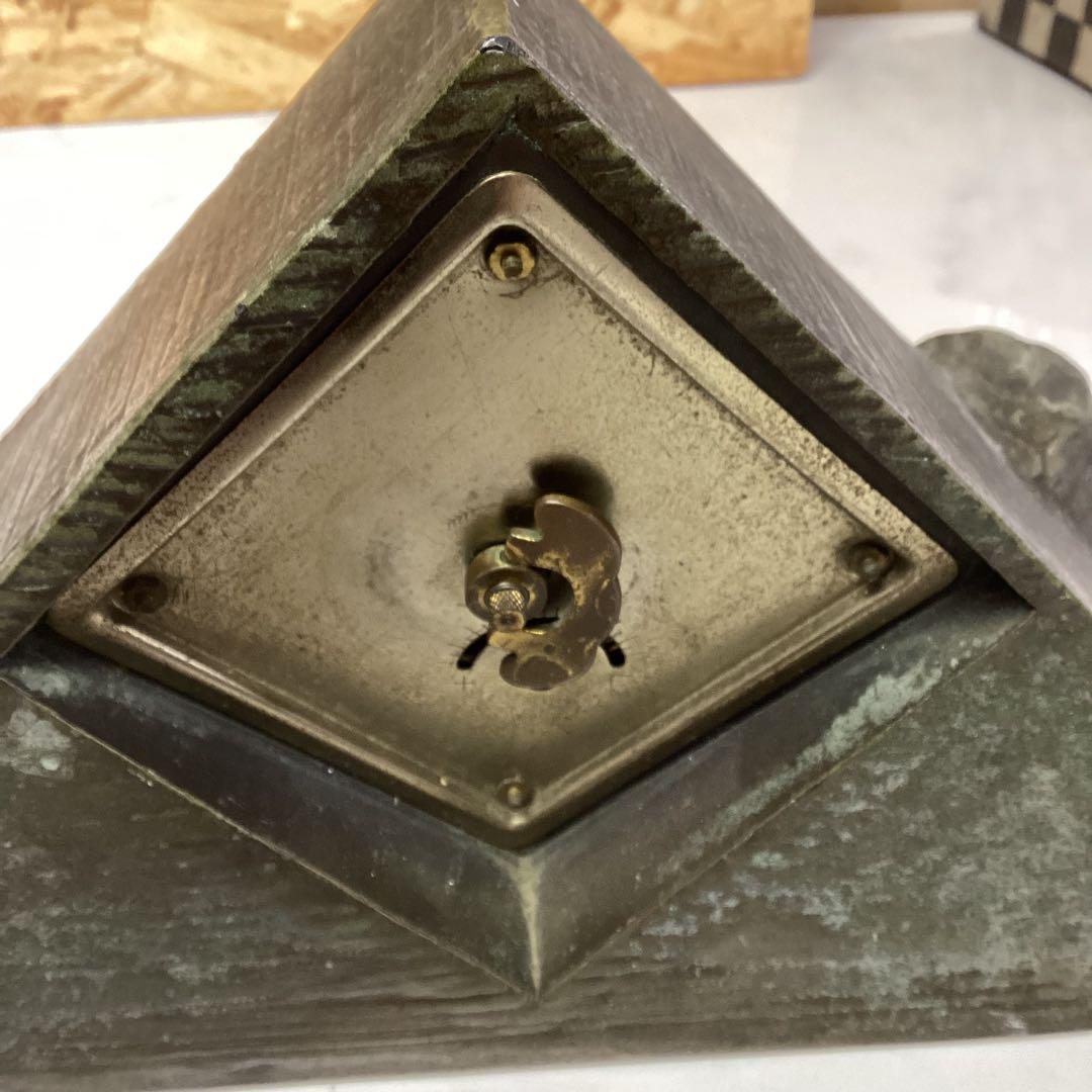 三角形　スフィンクス　彫刻付き　置き時計　ピラミッド　金属製　金色　（ち-58）