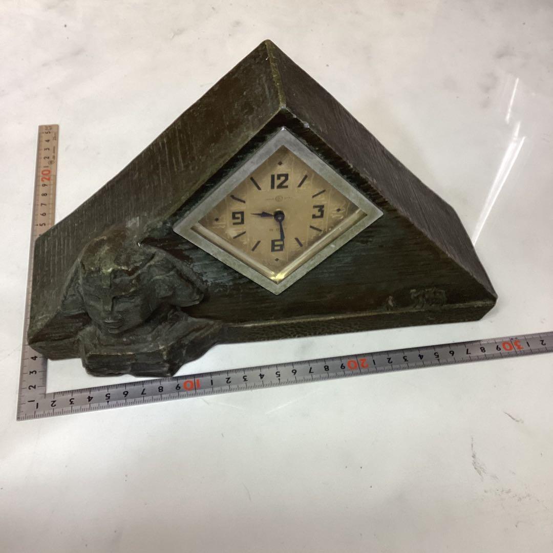 三角形　スフィンクス　彫刻付き　置き時計　ピラミッド　金属製　金色　（ち-58）