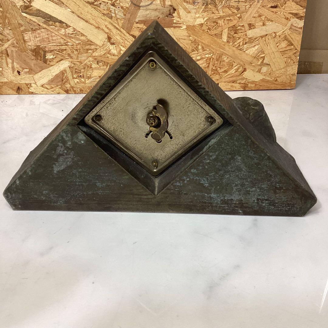 三角形　スフィンクス　彫刻付き　置き時計　ピラミッド　金属製　金色　（ち-58）