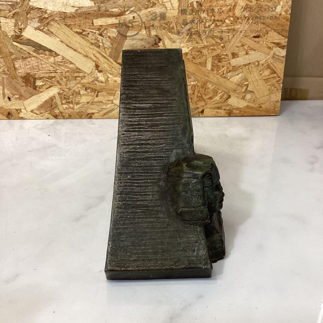 三角形　スフィンクス　彫刻付き　置き時計　ピラミッド　金属製　金色　（ち-58）