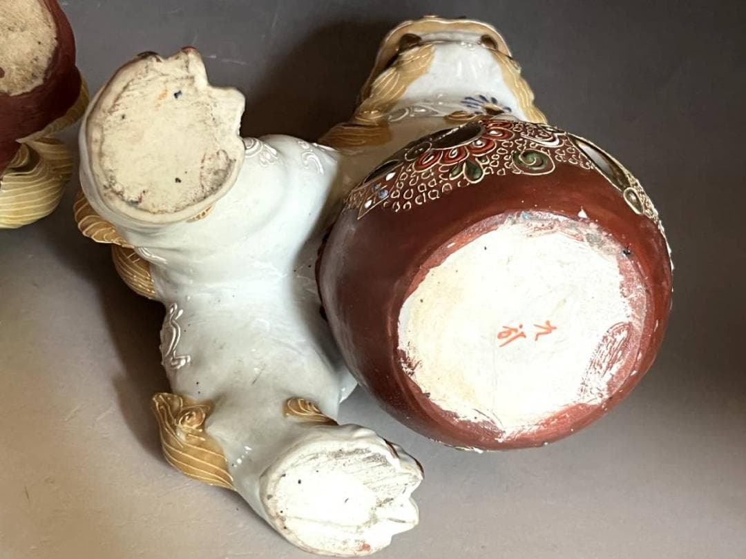 置物■玉乗り獅子 古い九谷焼き 紅白二体 一対 オブジェ 時代物 骨董品■