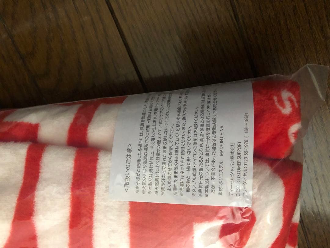 DIESEL ギフト　赤ロゴ入り　ホリデーラッピング　ノベルティブランケット