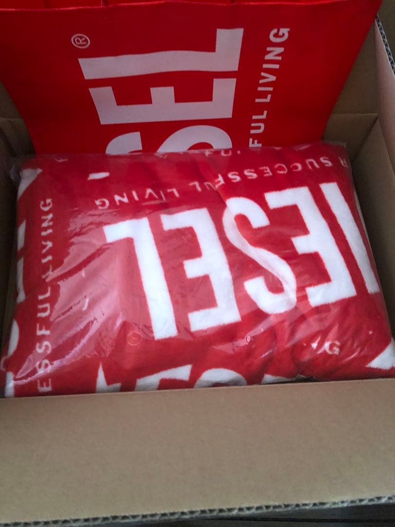 DIESEL ギフト　赤ロゴ入り　ホリデーラッピング　ノベルティブランケット