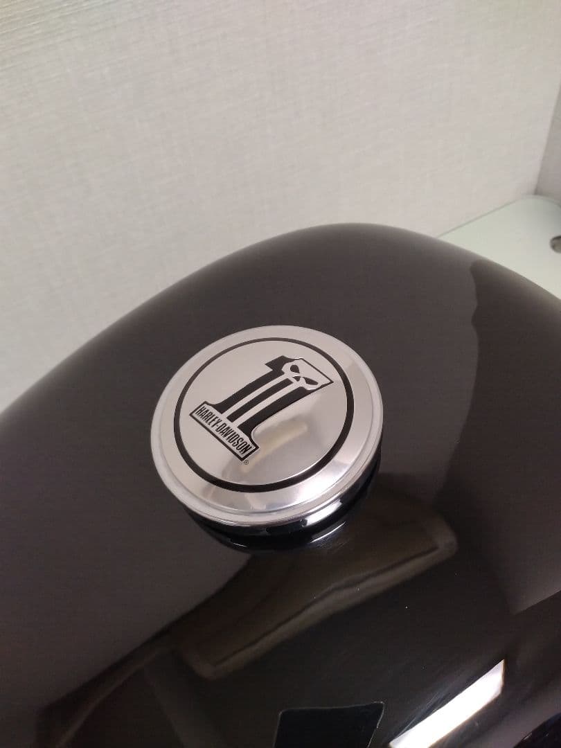 スポーツスター883R 純正タンク ブラック インジェクション用 キャップ付き