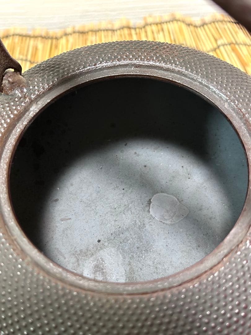 未使用品、栞付　南部岩鋳造捻鉉鳴摘１５型アラレ　南部鉄瓶　南部鉄器　鉄瓶