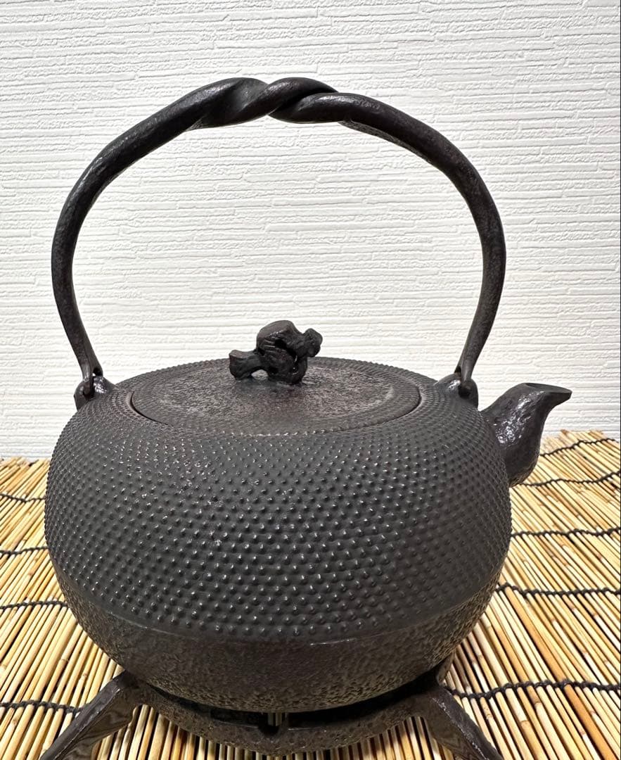 未使用品、栞付　南部岩鋳造捻鉉鳴摘１５型アラレ　南部鉄瓶　南部鉄器　鉄瓶