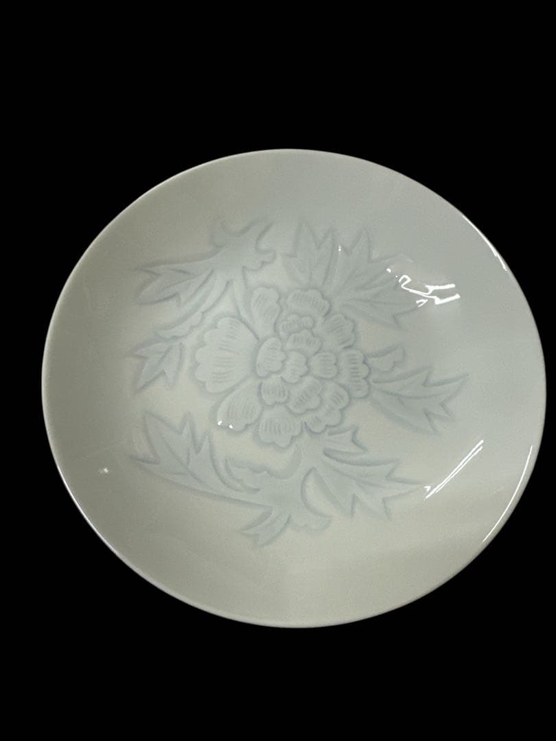 井上萬二作 白磁 染牡丹彫文 皿 食器