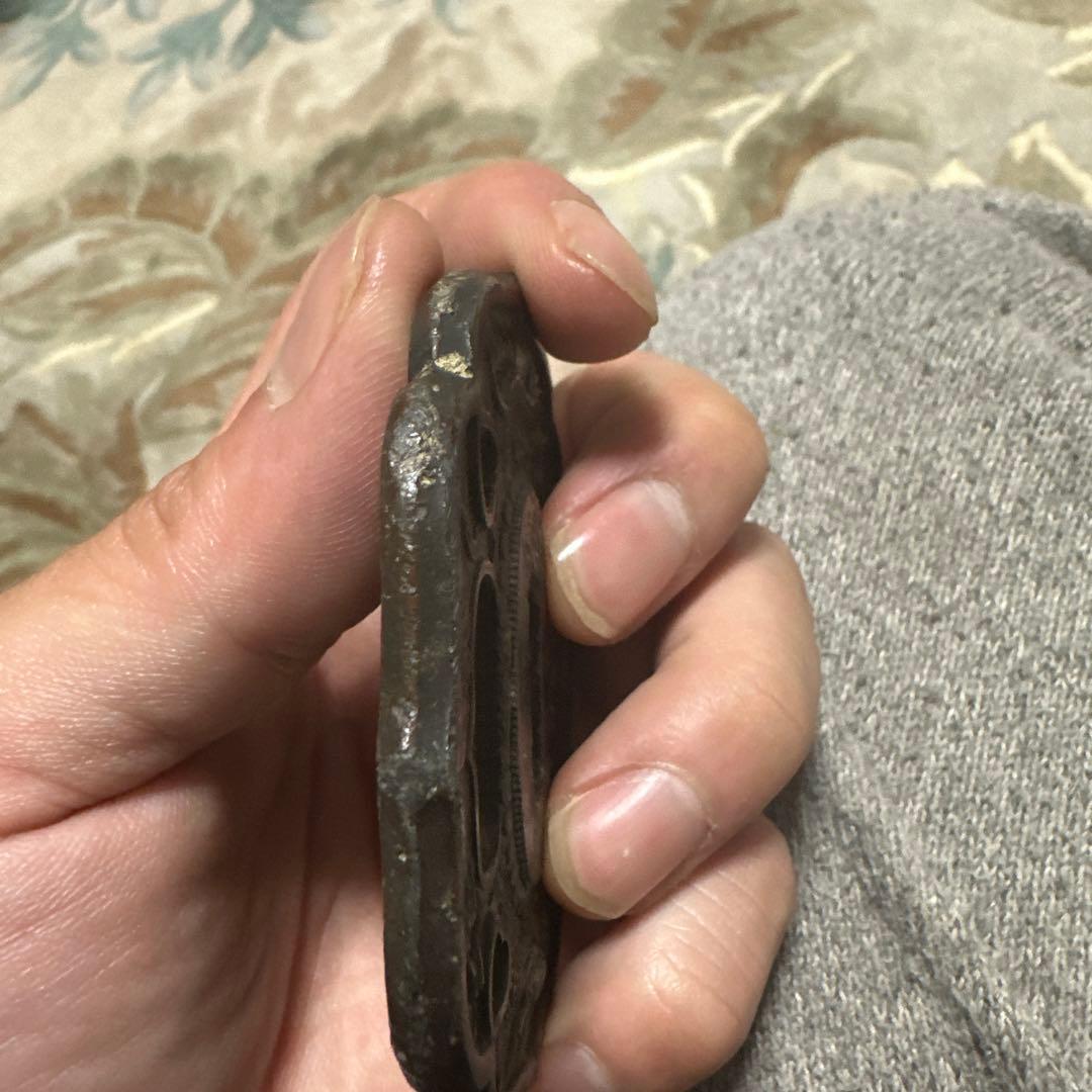 龍の彫刻の金属製鍔