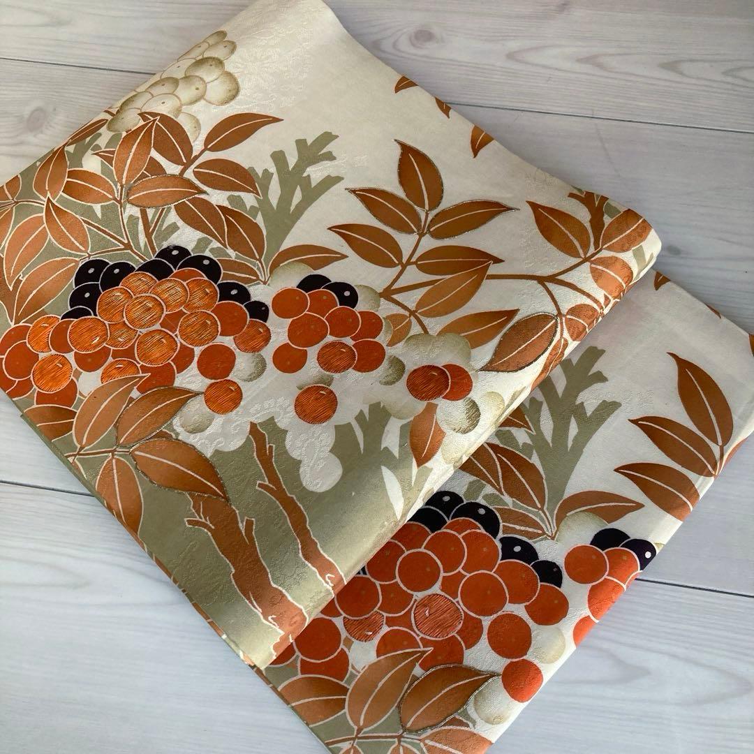 アンティーク丸帯　染めの丸帯　葡萄の刺繍　アイボリー　正絹　No.1-26