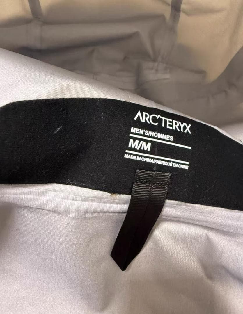 ARC'TERYXマウンテンパーカーMサイズホワイトシンプルでスタイリッシュ