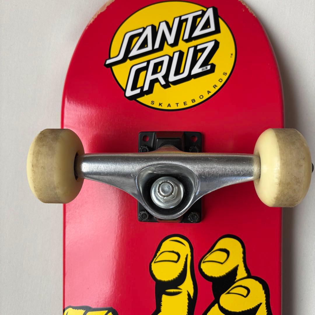 SANTA CRUZ スケートボード 黄色の手のデザイン