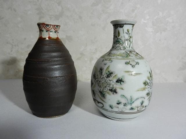 骨董「萬古焼徳利（写真左）」と「九谷焼徳利（写真右）」２点