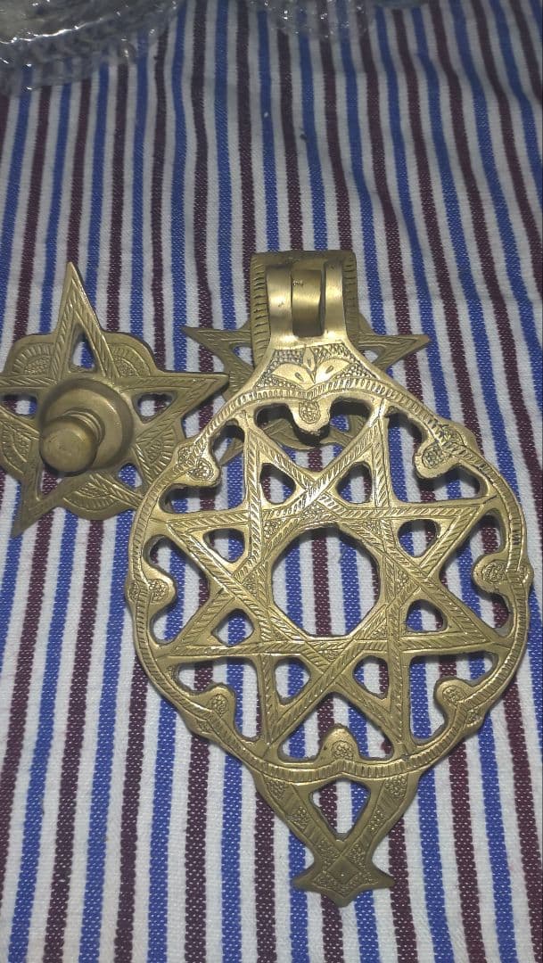 これはモロッコの伝統的な扉用ノッカー（ドアノッカー）です。