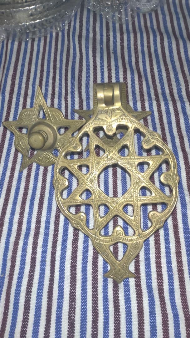 これはモロッコの伝統的な扉用ノッカー（ドアノッカー）です。