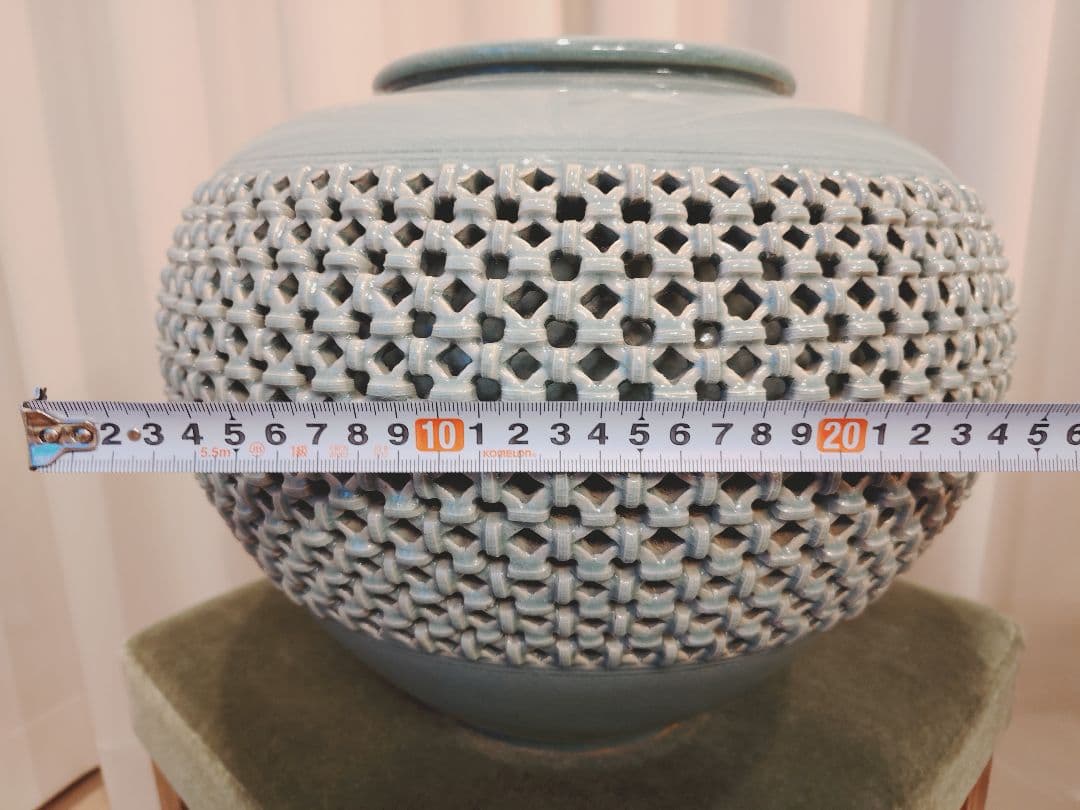 透かし彫り風青色陶器　高麗青磁