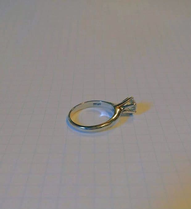 プラチナ　指輪　人工ダイヤ?