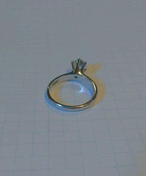 プラチナ　指輪　人工ダイヤ?