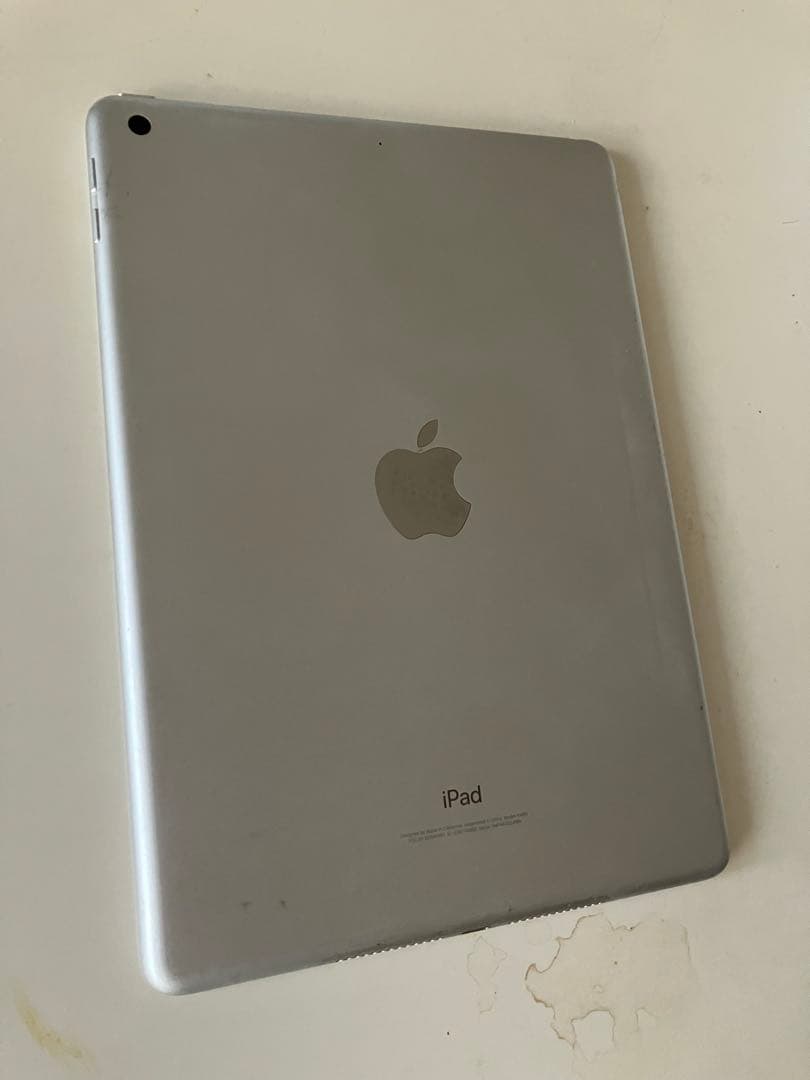 iPad 第6世代 128GB ホワイト スタンドケース付き