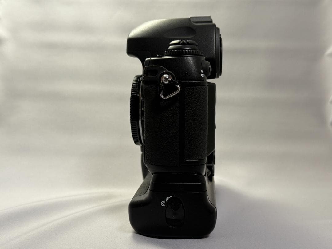 Nikon F6（バッテリーパック MB-40付き）