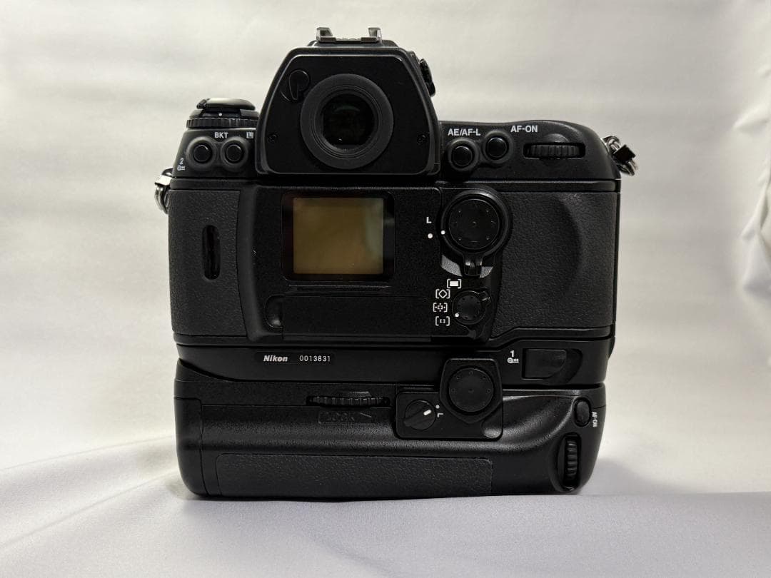 Nikon F6（バッテリーパック MB-40付き）