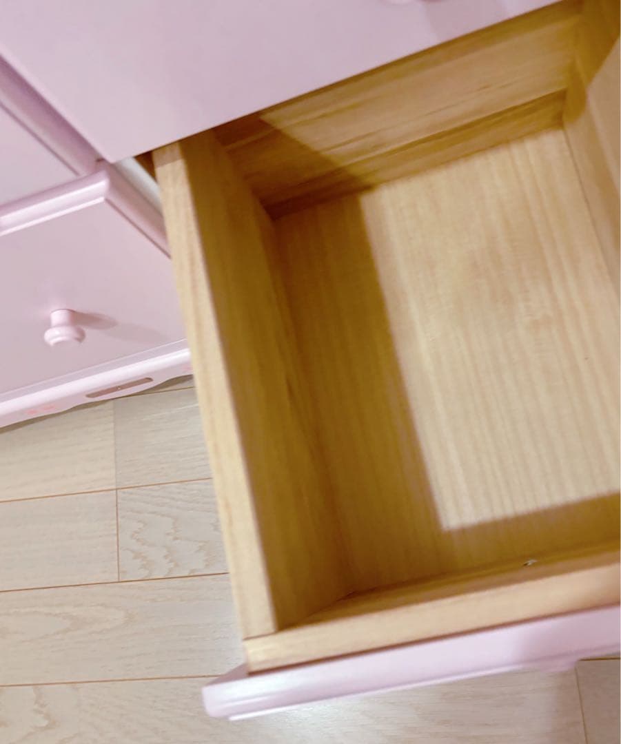 ピンクのハート型ドレッサー