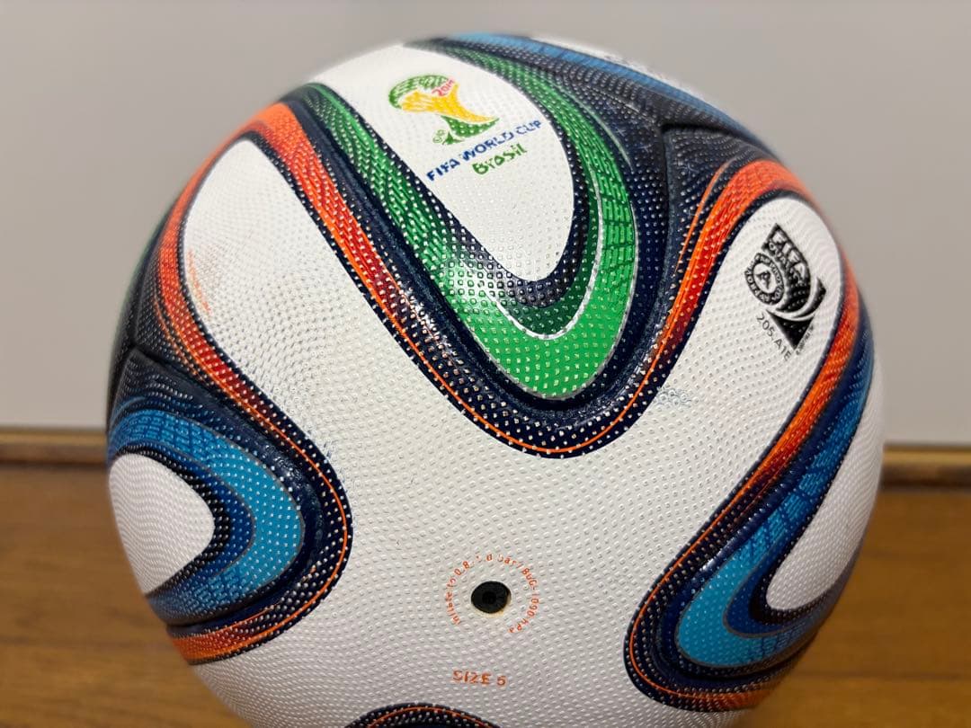 adidas Brazuca サッカーボール　公式 5号球