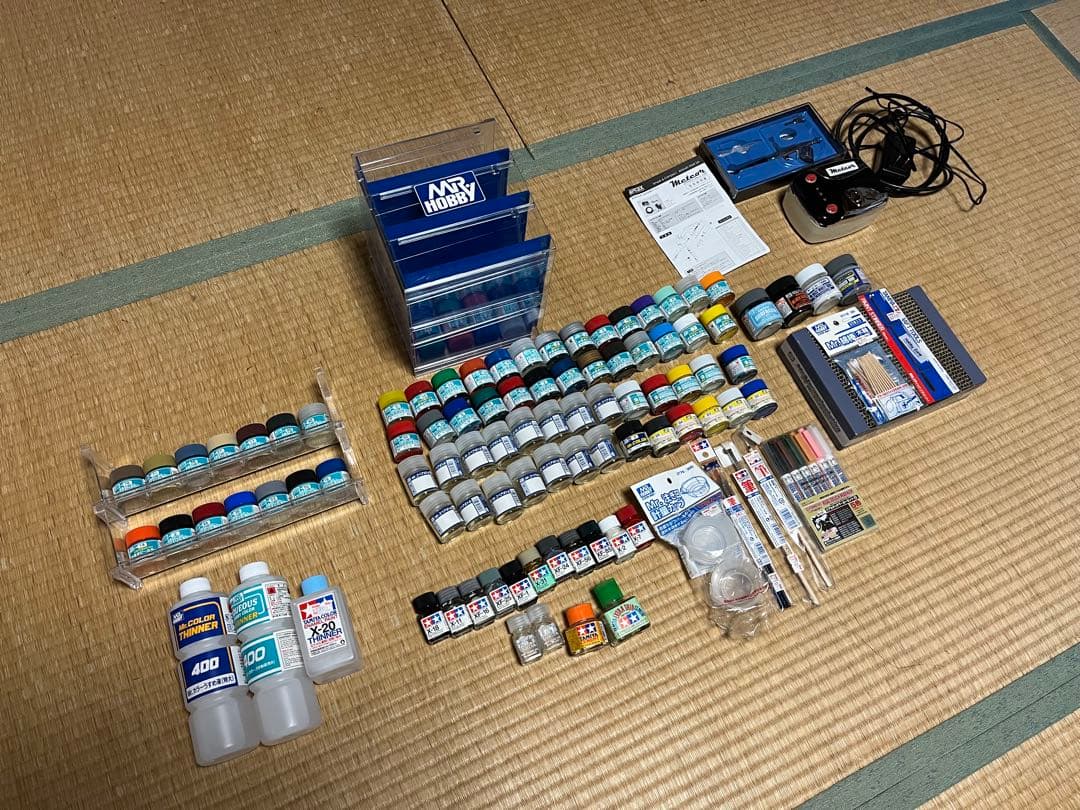 アクリル塗料セットとエアブラシ