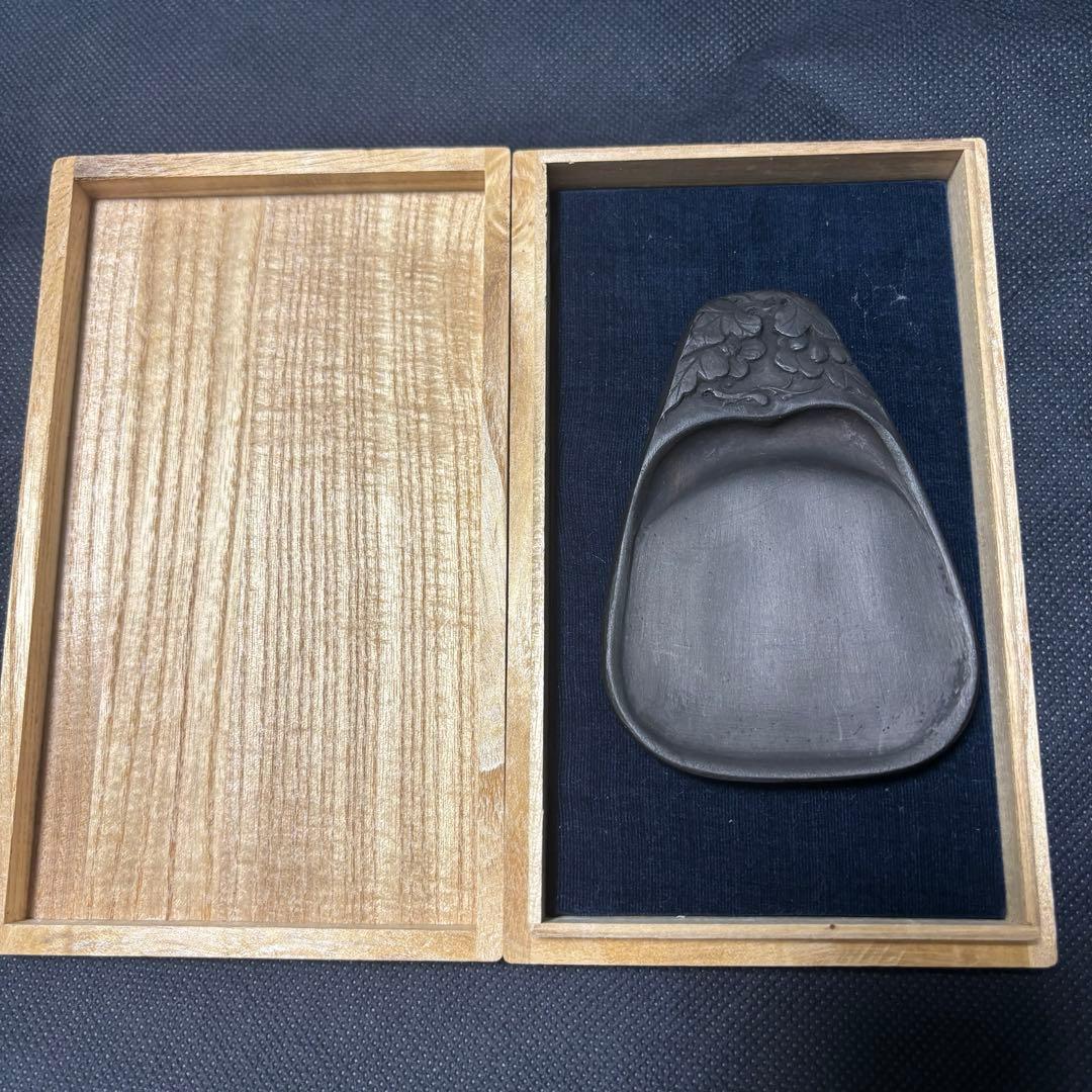 中国古美術品　葡萄栗鼠彫硯