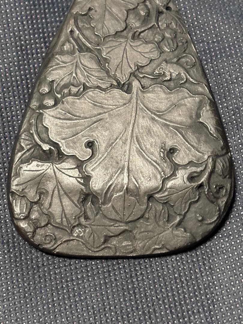 中国古美術品　葡萄栗鼠彫硯