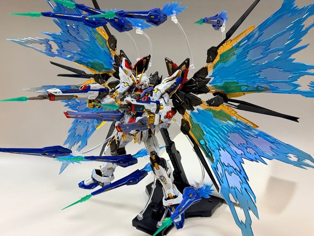 ガンプラ完成品　MGEXストライクフリーダムガンダム＆光の翼セット