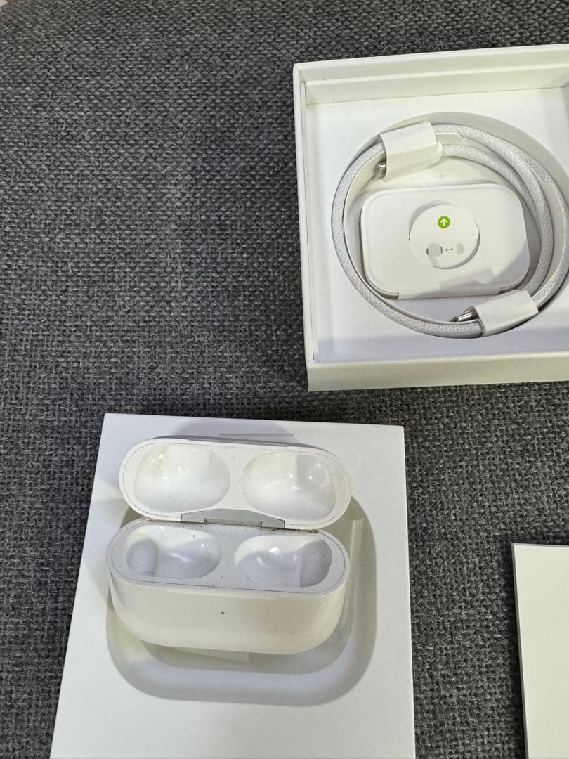 AirPodsプロ第二世代　USB-C本体 ホワイト 充電ケース付き　右耳のみ