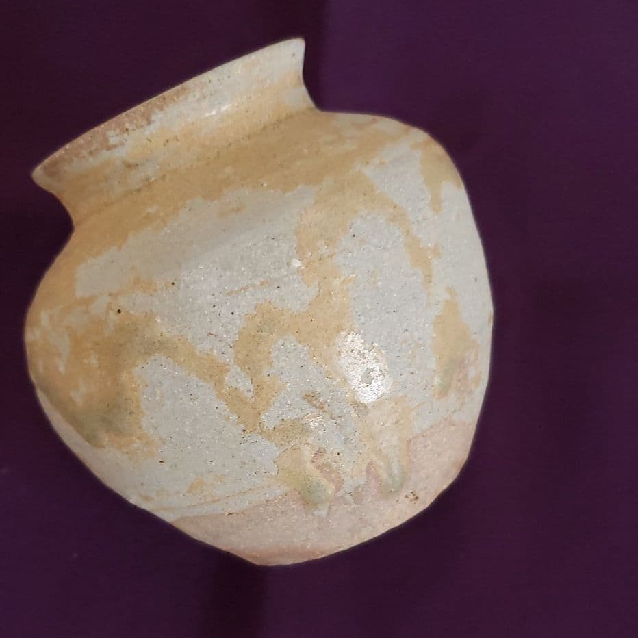 No12　発掘品の瀬戸焼き発掘品の小壺。